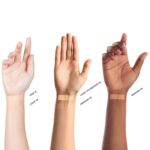 Neutrogena Healthy Skin Pressed Makeup Powder Compact with Antioxidants & Pro Vitamin B5, Evens Tone, Minimizes Shine & Conditions, Light 20,.34 oz - Image 3